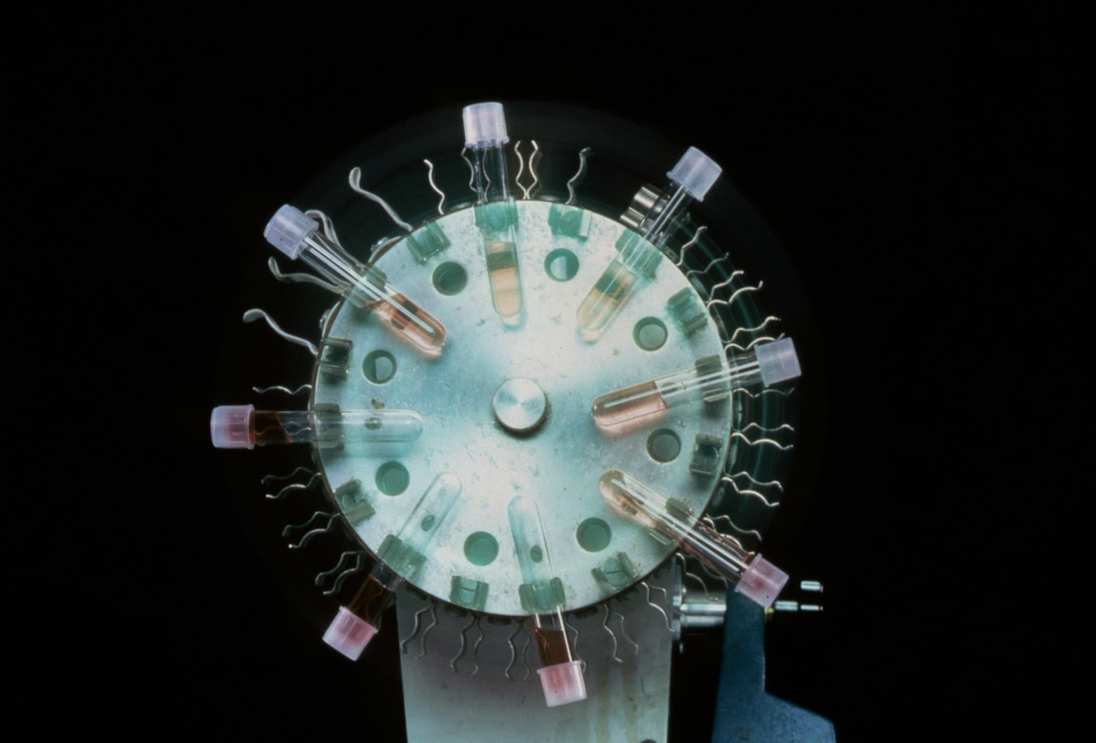 Laboratory tissue culture spinner with glass vials arranged in a circular instrument